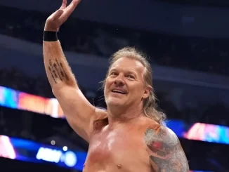 Chris Jericho steht im Ring und winkt den Fans zu