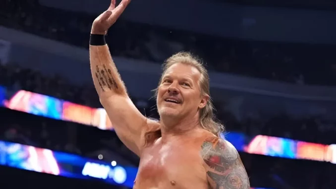 aew-chris-jericho-winkt-fans-zu Chris Jericho steht im Ring und winkt den Fans zu