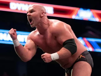 Dax Harwood ballt seine rechte Faust und schimpft