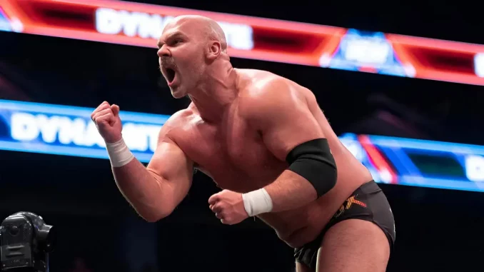 Dax Harwood ballt seine rechte Faust und schimpft