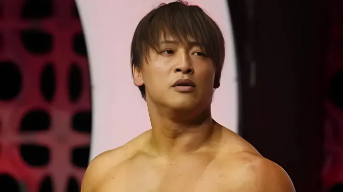 Kota Ibushi blickt von der Stage in die Zuschauermenge