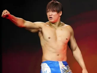 Kota Ibushi streckt seinen rechten Arm auf der AEW Stage aus