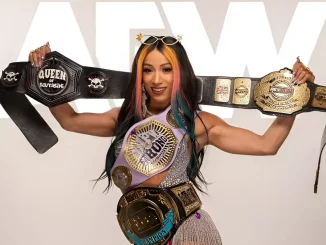 Mercedes Mone mit einigen ihrer Belts