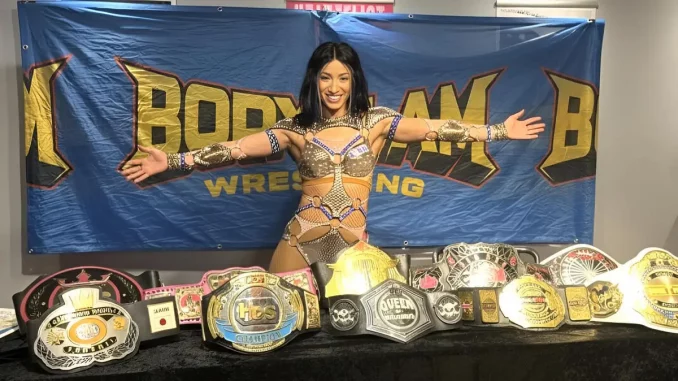 aew-mercedes-mone-mit-12-belts Mercedes Mone präsentiert voller Stolz ihre Titelsammlung