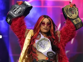 Mercedes Moné streckt zwei Championship Belts in die Höhe