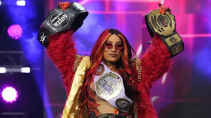 Mercedes Moné streckt zwei Championship Belts in die Höhe