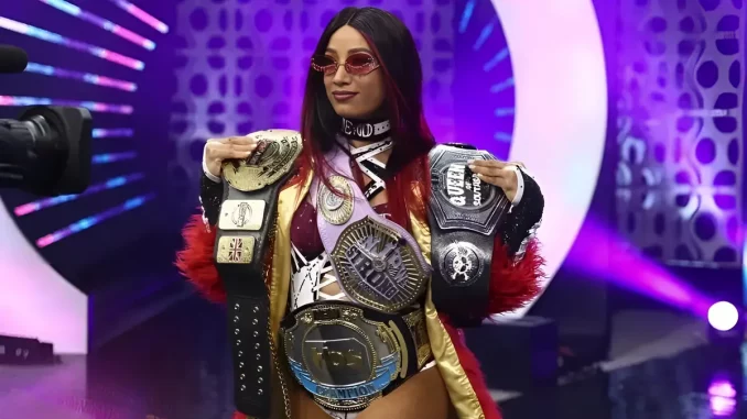 aew-mercedes-mone-mit-vier-belts Mercedes Mone präsentiert sich auf der Stage mit ihren Belts