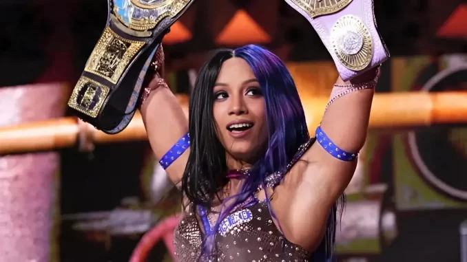 aew-mercedes-mone-streckt-belts-in-die-höhe Mercedes Mone triumphiert mit zwei ihrer Womens Championship Belts auf der Stage