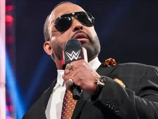 MVP steht mit einem Mikrofon im Ring und trägt eine Sonnenbrille