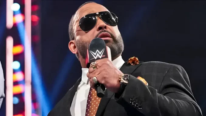 MVP steht mit einem Mikrofon im Ring und trägt eine Sonnenbrille