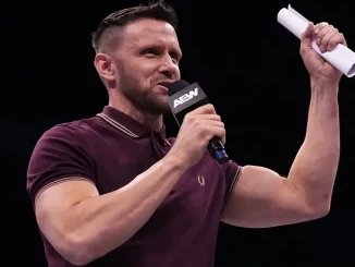 Nigel McGuinness streckt ein Dokument in die Höhe