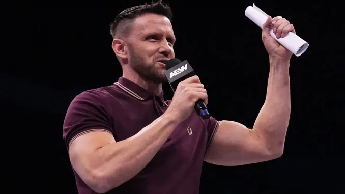 Nigel McGuinness streckt ein Dokument in die Höhe