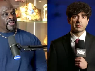 Foto mit D-Von Dudley links am Mikrofon und Tony Khan rechts am Mikrofon