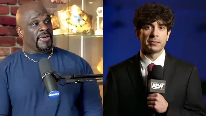 Foto mit D-Von Dudley links am Mikrofon und Tony Khan rechts am Mikrofon