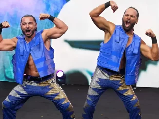 The Young Bucks präsentieren den Fans auf der Stage ihre Stärke
