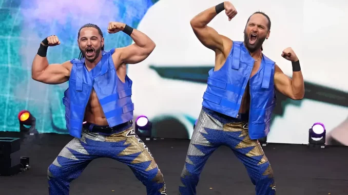 The Young Bucks präsentieren den Fans auf der Stage ihre Stärke
