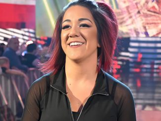 Bayley lächelt