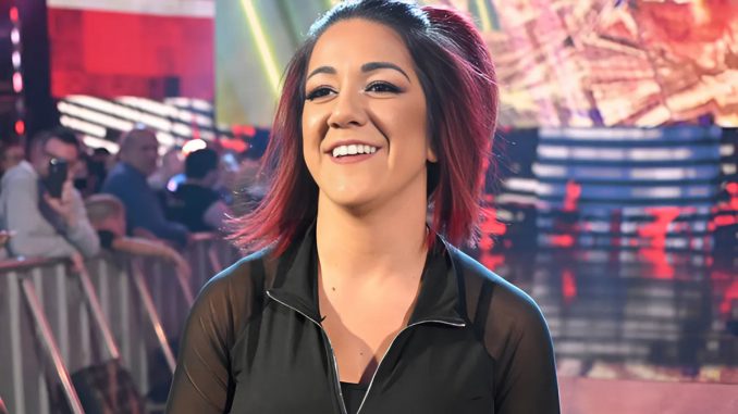 Bayley lächelt