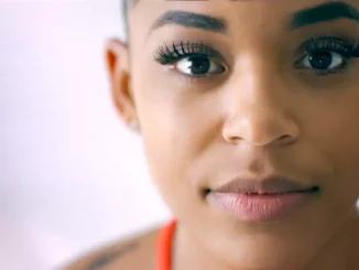 Bianca Belair blickt nachdenklich in die Kamera