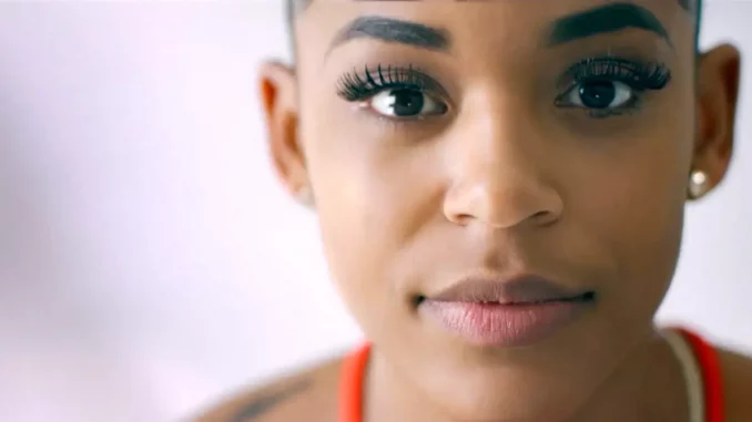 Bianca Belair blickt nachdenklich in die Kamera