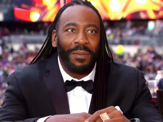 Booker T trägt einen Anzug