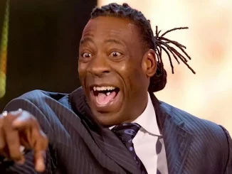Booker T mit fröhlichem Gesichtsausdruck