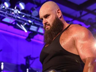 Braun Strowman senkt seinen Kopf und schaut nach unten