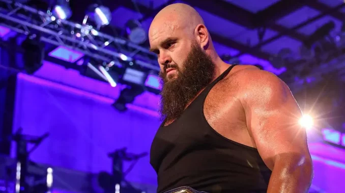 Braun Strowman senkt seinen Kopf und schaut nach unten