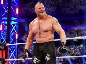 Brock Lesnar steht lächelnd im WWE Ring