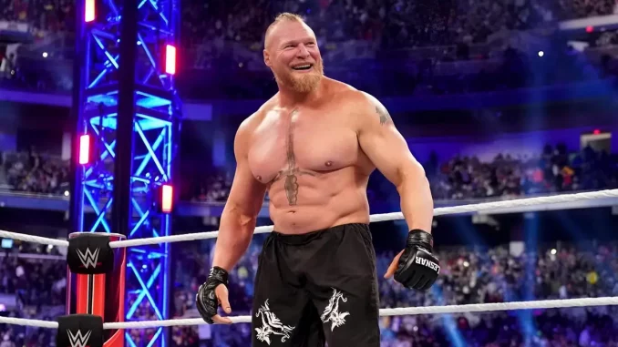 Brock Lesnar steht lächelnd im WWE Ring