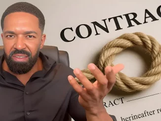 Im Vordergrund ist der ehemalige WWE-Star David Otunga zu sehen, im Hintergrund ein Vertrag mit Seil