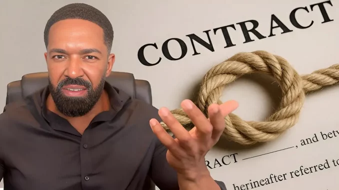Im Vordergrund ist der ehemalige WWE-Star David Otunga zu sehen, im Hintergrund ein Vertrag mit Seil