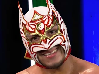 Dragon Lee trägt seine Maske und lächelt