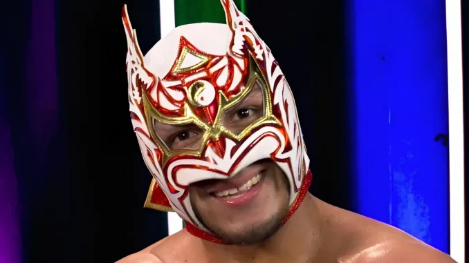 Dragon Lee trägt seine Maske und lächelt