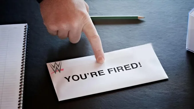 wwe-entlassungsbrief Eine Hand zeigt mit dem Zeigefinger auf einen Entlassungsbrief der WWE