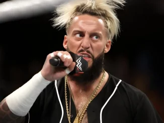 Während seiner Rede am Mikrofon verzieht Enzo Amore wütend das Gesicht