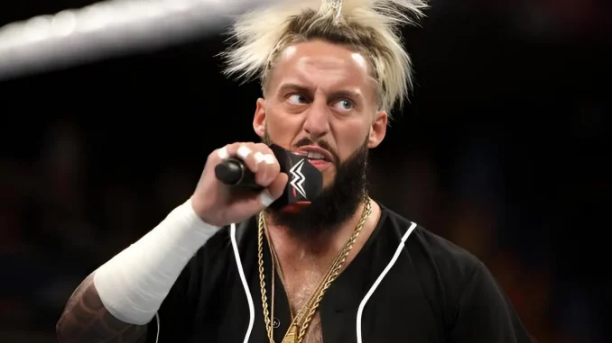 wwe-enzo-amore-spricht-klartext Während seiner Rede am Mikrofon verzieht Enzo Amore wütend das Gesicht