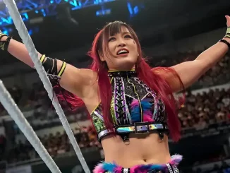 IYO SKY steht feiernd im Ring