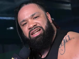 Jacob Fatu blickt während des Interviews in die Kamera