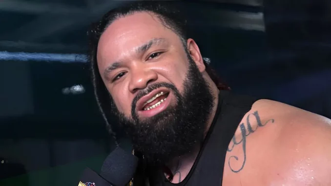 Jacob Fatu blickt während des Interviews in die Kamera