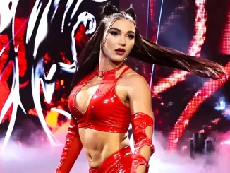 Jazmyn Nyx präsentiert sich auf der Stage