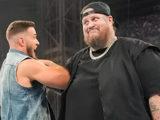 Jelly Roll steht im Ring und greift sich Austin Theory