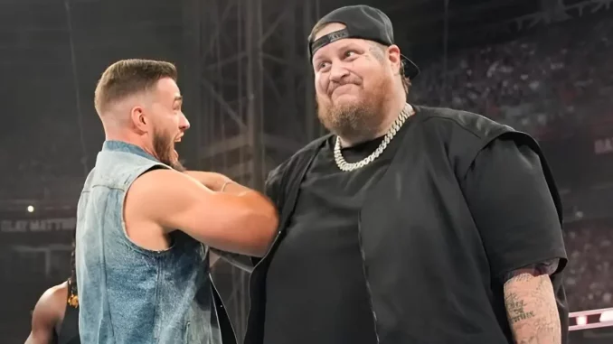 Jelly Roll steht im Ring und greift sich Austin Theory