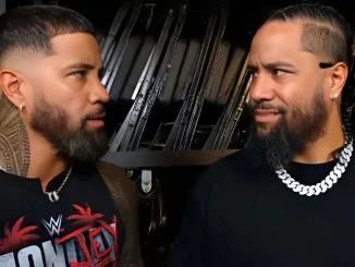Jey Uso und Jimmy Uso schauen sich an