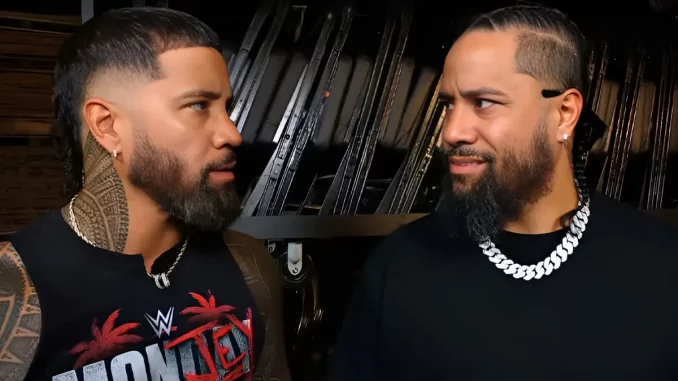Jey Uso und Jimmy Uso schauen sich an