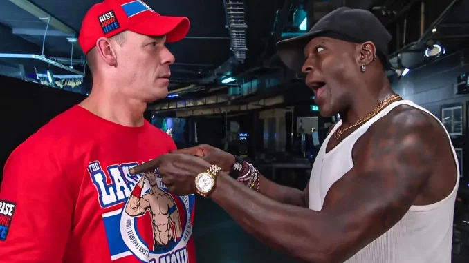 R-Truth tippt mit seinen beiden Händen auf John Cenas Oberkörper