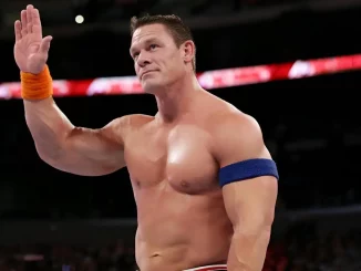 John Cena steht im Ring und winkt Fans zu