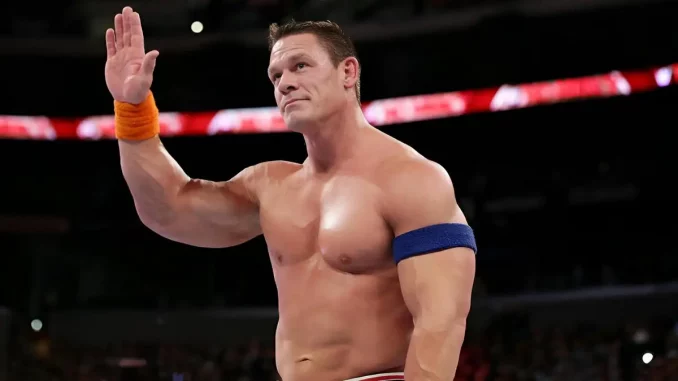 John Cena steht im Ring und winkt Fans zu
