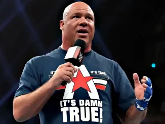 Kurt Angle steht im Ring und spricht in ein WWE Mikrofon