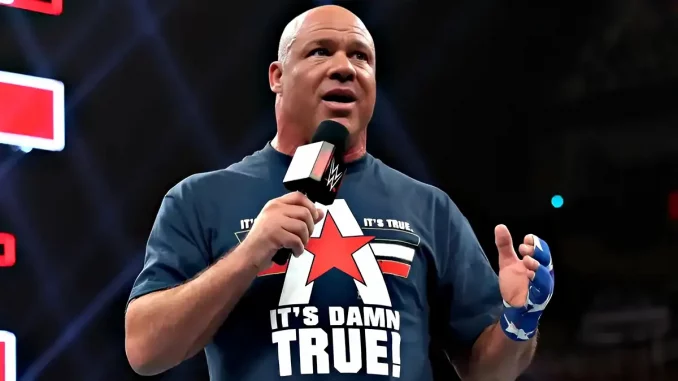 Kurt Angle steht im Ring und spricht in ein WWE Mikrofon